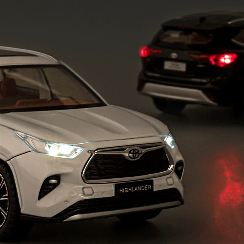 1:24 Toyota Highlander SUV Alloy Car Model Diecasts & Toy Metal Off-road Vehicles Car Model Simulation Sound and Light Kids Gift