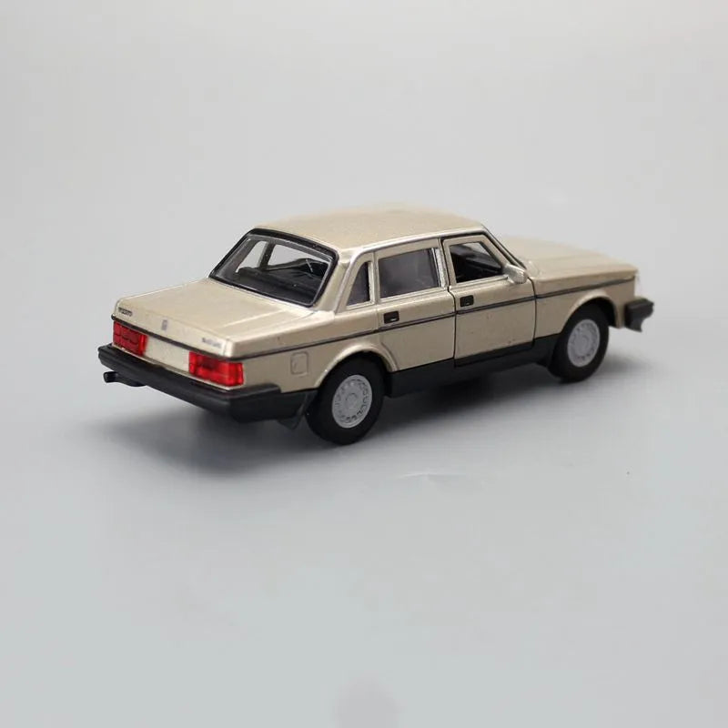 WELLY Toy Diecast Vehicle Model 1:36 Scale Volvo 240GL Classical SUV Pull Back Car Educational Collection Gift For Children